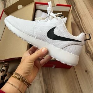 New white Nike roshe